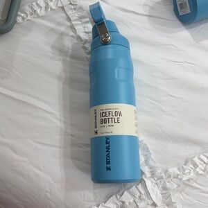 24oz  pool color Stanley iceflow bottle with Fast flow lid